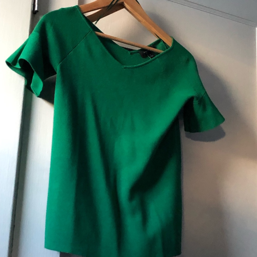 Emerald light, short-ruffled-sleeved sweater